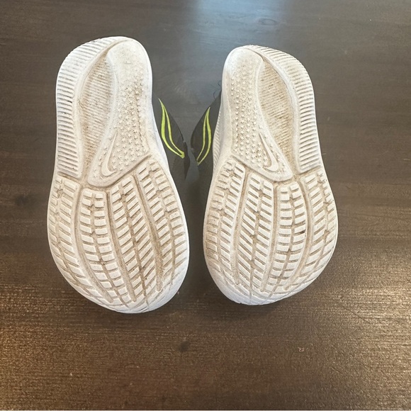 Nike Kids Grey White Green Running Shoes Size 6C - Picture 7 of 8